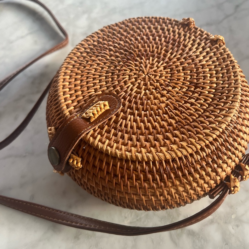 Round rattan bag, excellent condition, leather strap